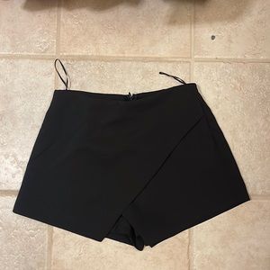 White fox boutique black skort w tags